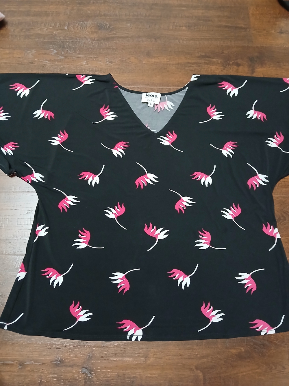 Leota Black V-Neck Floral Print Women's Top - Pink & White